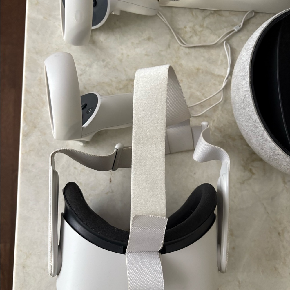 VR Headset with Controllers - White